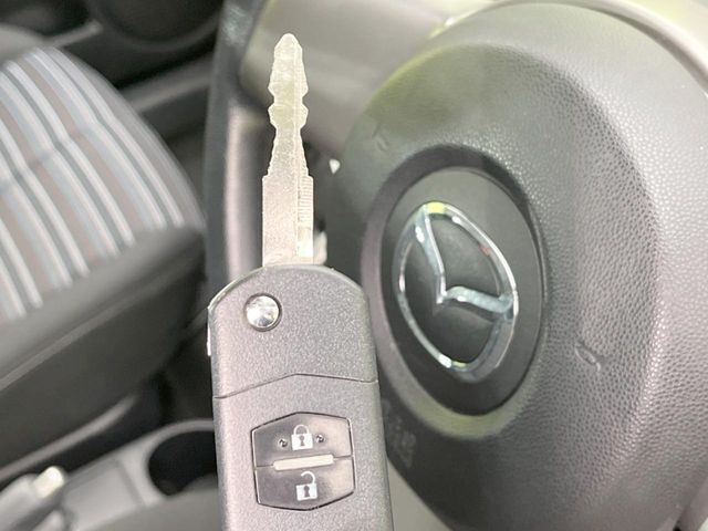 【キーレス】少し離れた場所からでもボタン一つでドアの開錠・施錠ができるのでとっても便利！ドアの鍵穴周りに傷をつけることもありません♪