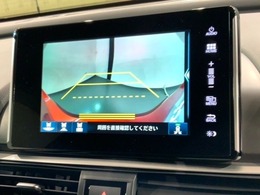 リバースギアに入れるだけで後方の表示へ切り替わります。夜間や雨の日の駐車も楽になりますよ。