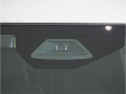 【デュアルセンサーブレーキサポートII】ミリ波レーダー、単眼カメラ、超音波センサーが前方の歩行者やクルマを検知し、衝突事故時の被害を軽減します。