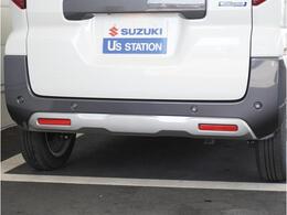 【リアパーキングセンサー】バンパーに付いたセンサーが障害物を検知。一定の距離に近づくとアラートで教えてくれます。狭い駐車スペースや車庫入れ時も安心です。