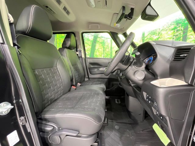 運転席まわりには十分なスペースがあり、大柄な方でもゆったり運転していただける環境です。