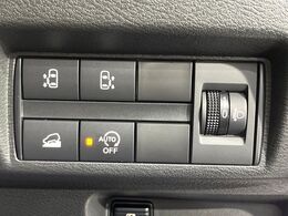 【ハンズフリー機能付き両側パワースライドドア】スライドドアの下に足先を入れてすぐ引くと、自動的にスライドドアが開閉します！荷物で両手がふさがった状態でも、ドアの開閉ができてとっても便利！
