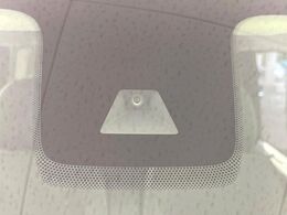 【三菱e-Assist】走行中に前方の車両等を認識し、衝突しそうな時は警報とブレーキで衝突回避と被害軽減をアシスト。より安全にドライブをお楽しみいただけます。