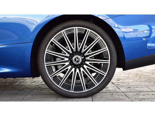 納車前整備は、メルセデスベンツ国際認定メカニックによる最新の検査ライン等の施設が充実した当社工場で入念に行います。