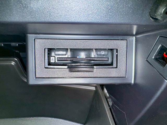 【ETC車載器】を装備しておりますので、ご納車直後からの遠距離ドライブも可能です。土日の利用料金の割引や、朝夕の通行料金を割引料金で高速道路をお楽しみいただけます。