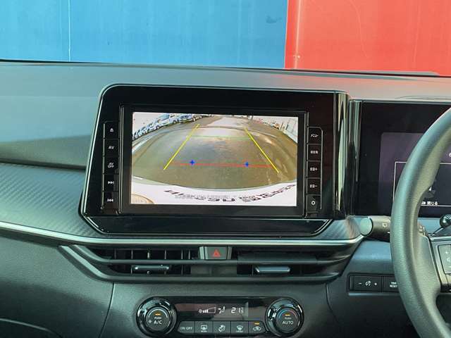 バックカメラつきで駐車時も安心♪