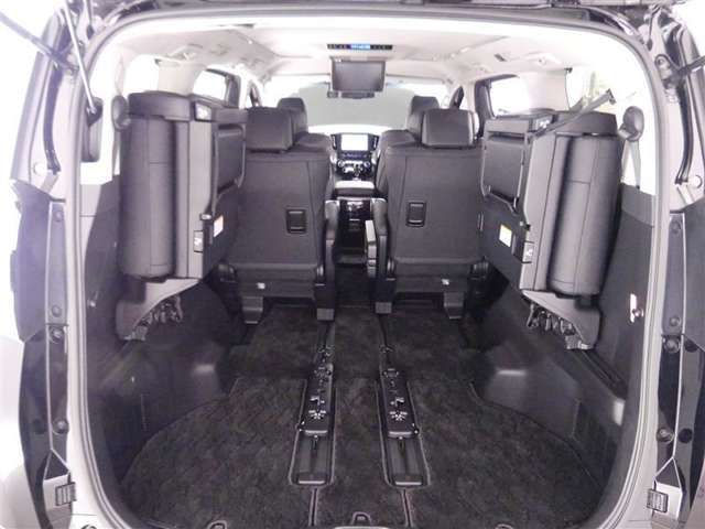 3列目シートは跳ね上げ式で折りたたみ可能です。キャンプ用品など大きな荷物もばっちり収納可能です！