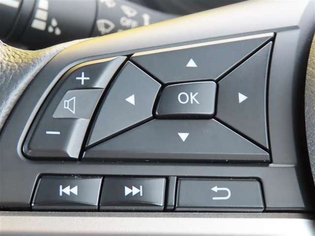 運転中、オーディオの操作をしてて、ハッとしたことはありませんか？ステアリングスイッチは、運転中でもハンドルでオーディオの操作が可能です。安全なドライブをサポートします。
