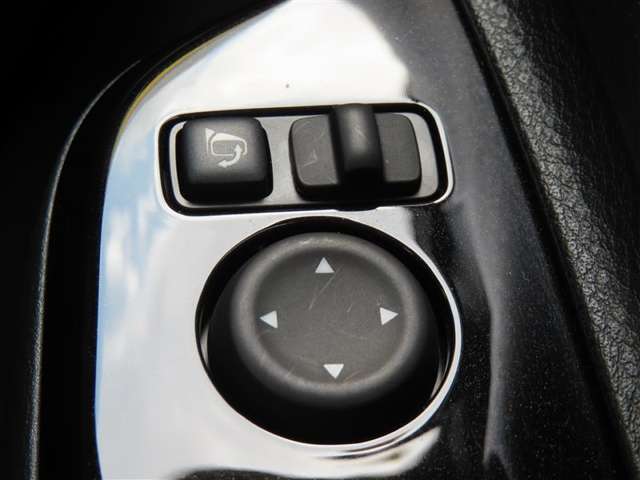 日本の駐車場は幅が広くないところが多くて、乗り降りが大変だったりしますよね。電動ミラーがあれば、室内でミラーをたためるので、駐車するときも便利ですね。