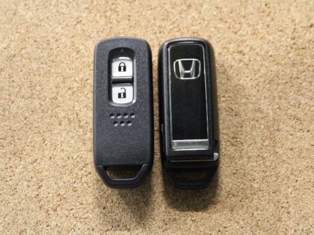 スマートキーが付属します。携帯しているだけでドアの施錠・開錠、IGのON・OFFができて便利です。