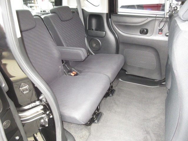 リアシートは、シートの座面を考慮し、ゆとりある着座姿勢を保てるようにシートバックの角度を適度に調整できるリクライニングシートにしています。長距離にも十分適してます。