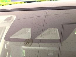 【スマートアシスト】走行中に前方の車両等を認識し、衝突しそうな時は警報とブレーキで衝突回避と被害軽減をアシスト。より安全にドライブをお楽しみいただけます。