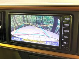 【バックカメラ】駐車時に後方がリアルタイム映像で確認できます。大型商業施設や立体駐車場での駐車時や、夜間のバック時に大活躍！運転スキルに関わらず、今や必須となった装備のひとつです！