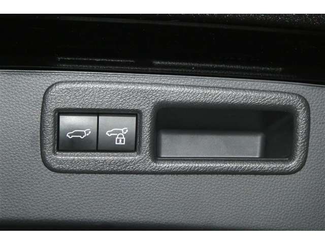 パワーバックドアは荷物の出し入れがしやすい優れもの！スイッチひとつで重たいバックドアが締まります！日用品の大量買い出しにも大活躍！