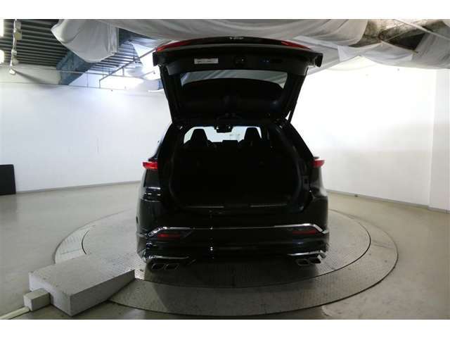 バックドアを上げた状態です。シートのアレンジ次第で荷室のスペースが広くなります！用途に合わせて快適な室内を！