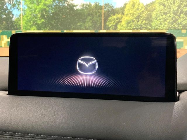 【10.25インチマツダコネクト】車内の雰囲気にマッチした大型ディスプレイ。スマホ接続でのナビ使用やBluetooth再生等、様々な機能が楽しめます。直感的なダイヤル操作が可能で、使い勝手も良好です。