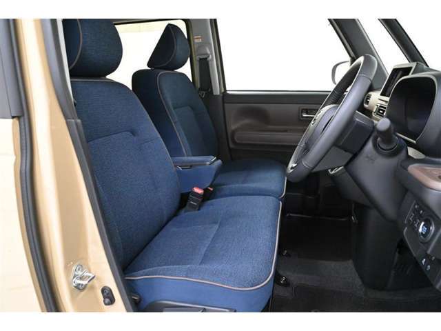 運転席/助手席です。　ベンチ風シートでゆったり座れます。■アームレスト 装備（フロントシート）