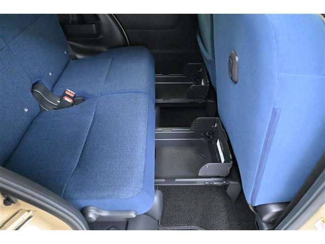■置きラクボックス（リヤシート足元に装備）　　フロアに直接置きたくない荷物の収納などに便利です。　ついたては片手のワンアクションで立ち上げられます。