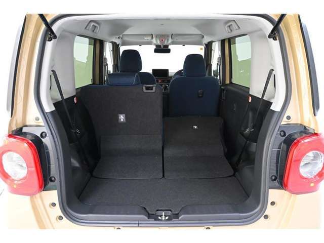 ◇後席シートバックを片側のみ倒した状態です。　丈の長い荷物を積むことができます。