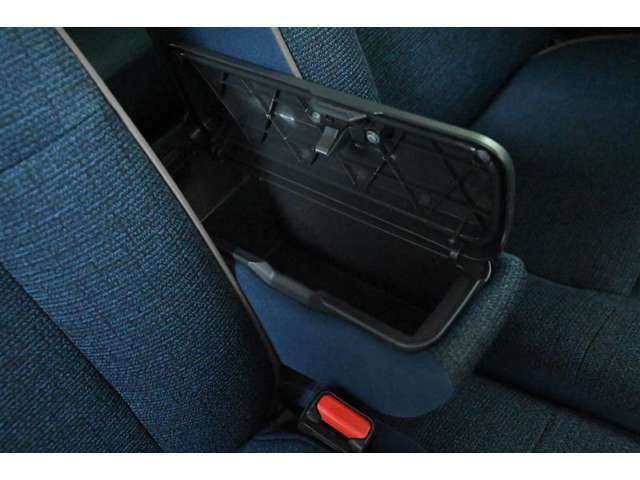 ◆運転席アームレストのレバーを押してフタを開けると、収納スペースがあります。（アームレストボックス）