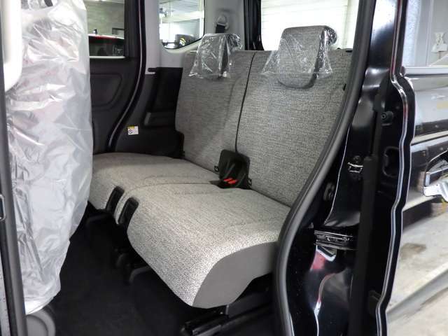 当店では専任のメカニックが大切なお客様のお車を一台一台丁寧に整備いたします。自社認証工場にてリフトアップし下回りまでキッチリ検査いたします。
