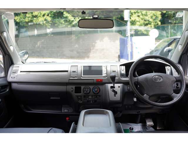内装ですが、気になる損傷や気になる匂い等なくクリーンなお車になります。ご成約後にエアコンフィルター交換等のクリーニングを実施してご納車致します。