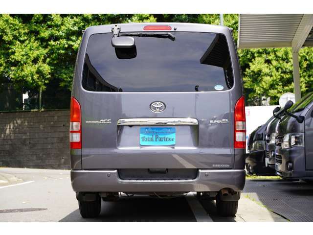 外装ですが、目立つ損傷等なくとてもキレイなお車になります。ご成約後に簡易コーティングを施工してご納車致します。