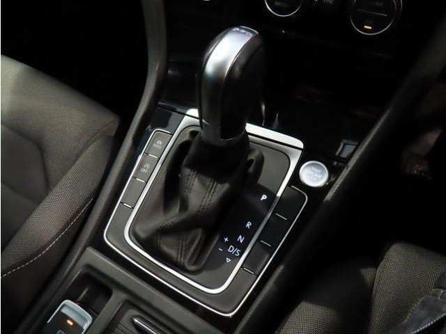 DSGのデュアルクラッチシステムが瞬時に、気持ち良くシフトチェンジします。左右独立温度調整オートエアコンスイッチ。助手席の方も温度調整可能な温度スイッチがあるので、快適な車内を過ごせます。