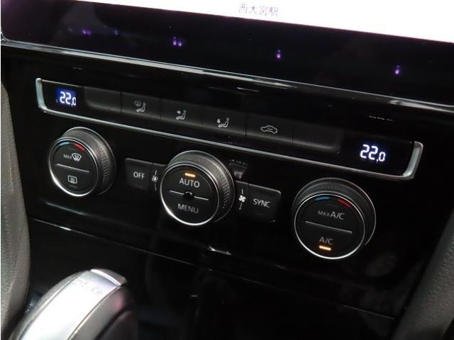 【左右独立温度調整オートエアコンスイッチ】　助手席の方も温度調整可能な温度スイッチがあるので、快適な車内を過ごせます。