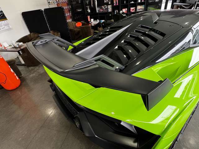 当店はこれまでに多くのスーパーカーや高級車のカスタムを手掛けており、足回り、ホイール、内装、塗装など、細かく対応可能です。