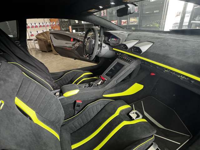 当店はスーパーカー・高級車を修理できる高いレベルの技術と知識のノウハウを活かし、軽自動車から国産・輸入車問わず様々なジャンルの車修理の受付が可能です。ちょっとした傷・凹みでもお気軽にご相談ください。