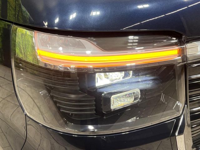 【LEDヘッドライト】悪天候や夜間走行時も良好な視界を確保し安心して運転できる高輝度LEDヘッドライトを装備！点灯速度が早く、消費電力も抑えられています。