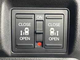 【両側パワースライドドア】スマートキーや運転席のスイッチで後席両側スライドドアの開閉が可能♪電動だから力を入れてドアを開ける必要が無く、小さなお子様でも簡単に開け閉めでき快適です♪