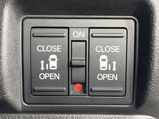 【両側パワースライドドア】スマートキーや運転席のスイッチで後席両側スライドドアの開閉が可能♪電動だから力を入れてドアを開ける必要が無く、小さなお子様でも簡単に開け閉めでき快適です♪