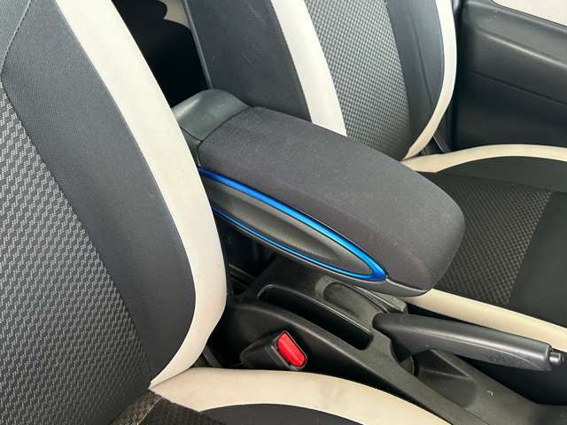 ディーラーオプションの「運転席肘置き」装備。　USB充電もついてます。