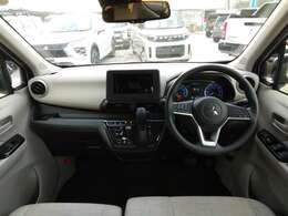 シフトレバーをダッシュパネルセンターに装備。運転席、助手席の足元すっきり！