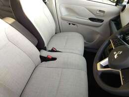 大きなベンチシートで足元もヒロビロ■大型シートで座り心地は快適♪中央にはアームレストが付いてゆったりドライブ♪　シートヒーター（運転席＆助手席）装備(*^-^*)