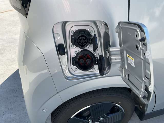 車を降りてさっと充電できるよう、車両右側に充電ポート設計。