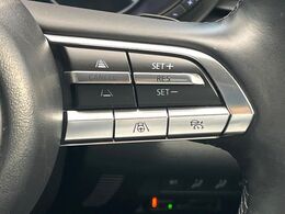 【マツダ・レーダークルーズコントロール】高速道路での長距離走行が楽に！自動で速度を保つクルーズコントロールが、衝突軽減システムと連携し、前方の車両を感知して車間を保つように速度調節してくれます！！