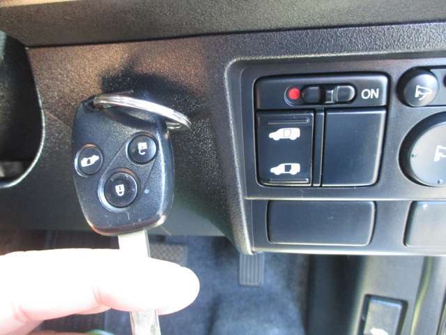 電動オートスライドドアに室内スイッチです！運転席から操作可能です。小さいお子様やお年寄りの乗り降りが楽になるアイテムですね！このお車の魅力がここにあり！