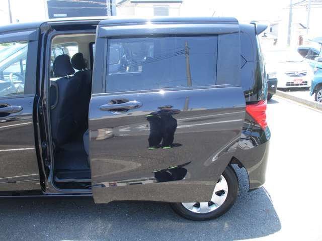 電動オートスライドドアに室内スイッチです！運転席から操作可能です。小さいお子様やお年寄りの乗り降りが楽になるアイテムですね！このお車の魅力がここにあり！