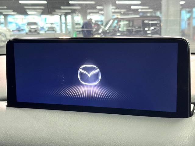【10.25インチマツダコネクト】車内の雰囲気にマッチした大型ディスプレイ。スマホ接続でのナビ使用やBluetooth再生等、様々な機能が楽しめます。直感的なダイヤル操作が可能で、使い勝手も良好です。