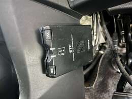 運転席の足元にはETCが付いています。高速道路走行時ETCがあればスムーズに走行できます！