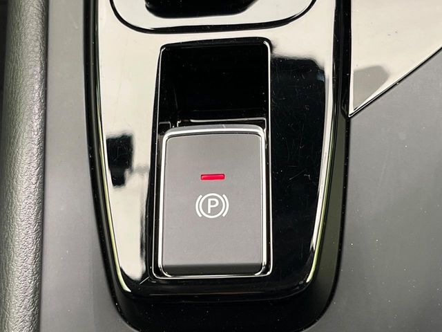 【電動パーキングブレーキ】パーキングブレーキは便利な電動式！ボタン一つで操作でき、アクセルを踏めば自動で解除されます♪レバーやペダルが無いので運転席廻りもすっきりしますね♪
