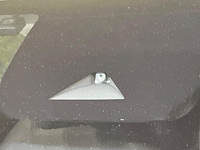 【エマージェンシーブレーキ】走行中に前方の車両等を認識し、衝突しそうな時は警報とブレーキで衝突回避と被害軽減をアシスト。より安全にドライブをお楽しみいただけます。