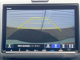 【バックカメラ】駐車時に後方がリアルタイム映像で確認できます。大型商業施設や立体駐車場での駐車時や、夜間のバック時に大活躍！運転スキルに関わらず、今や必須となった装備のひとつです！