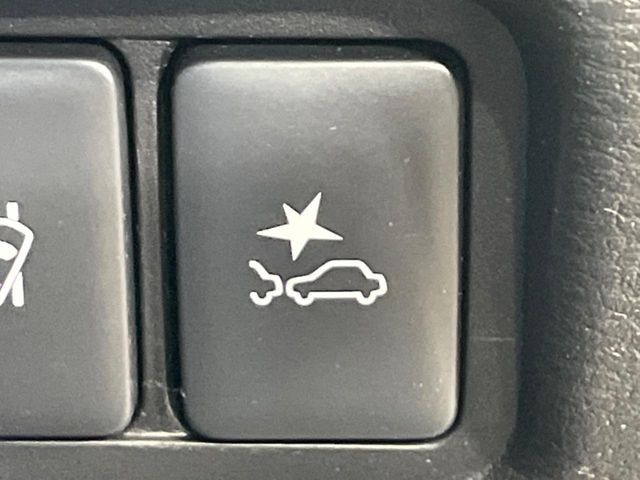 【三菱e-Assist】走行中に前方の車両等を認識し、衝突しそうな時は警報とブレーキで衝突回避と被害軽減をアシスト。より安全にドライブをお楽しみいただけます。