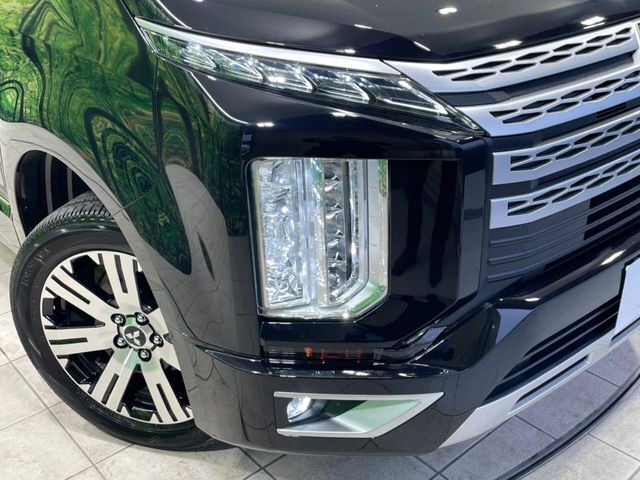 【LEDヘッドライト】悪天候や夜間走行時も良好な視界を確保し安心して運転できる高輝度LEDヘッドライトを装備！点灯速度が早く、消費電力も抑えられています。