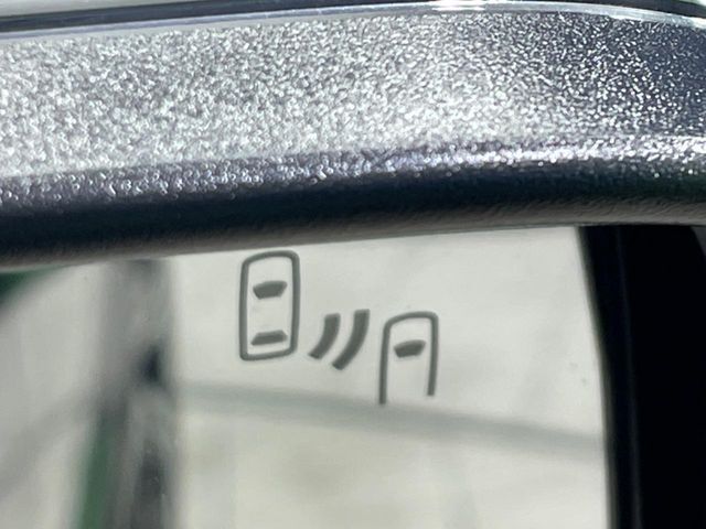 【ブラインドスポットワーニング】走行中、ドアミラーの死角になりやすい箇所に後続車が接近するとサイドミラー付近に警告を表示、ドライバーに注意喚起をしてくれます。