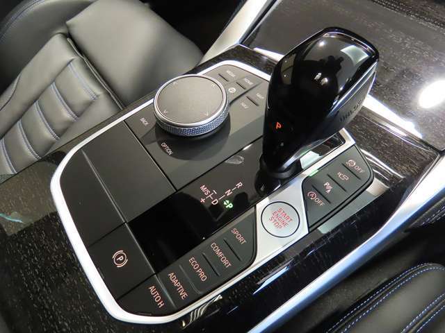 iDriveコントローラー。運転に集中しながら操作可能。
